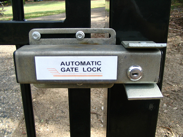 Manual gate locks